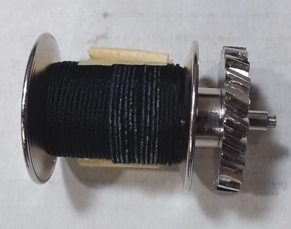 WINDING DRUM / ASSEMBLY W/GEAR & SHAFT / W/ STRING FOR HOOK / TINPLATE STANDARD GAUGE 219 CRANE CAR