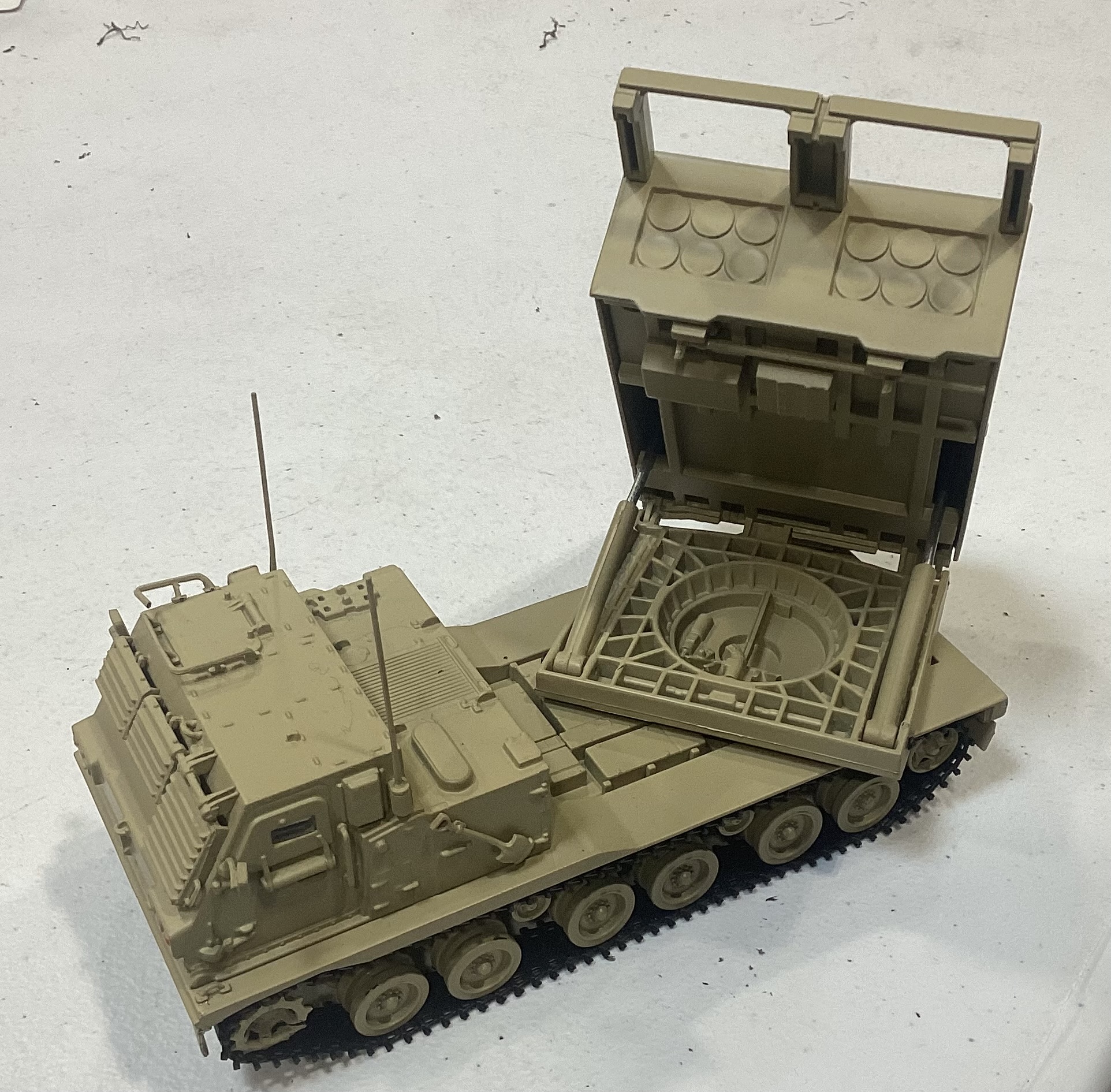 VEHICLE / MULTIPLE LAUNCH ROCKET SYSTEM (MLRS) / 1/48th SCALE / DESERT TAN / DIE-CAST / $5.00 ADDITIONAL SHIPPING