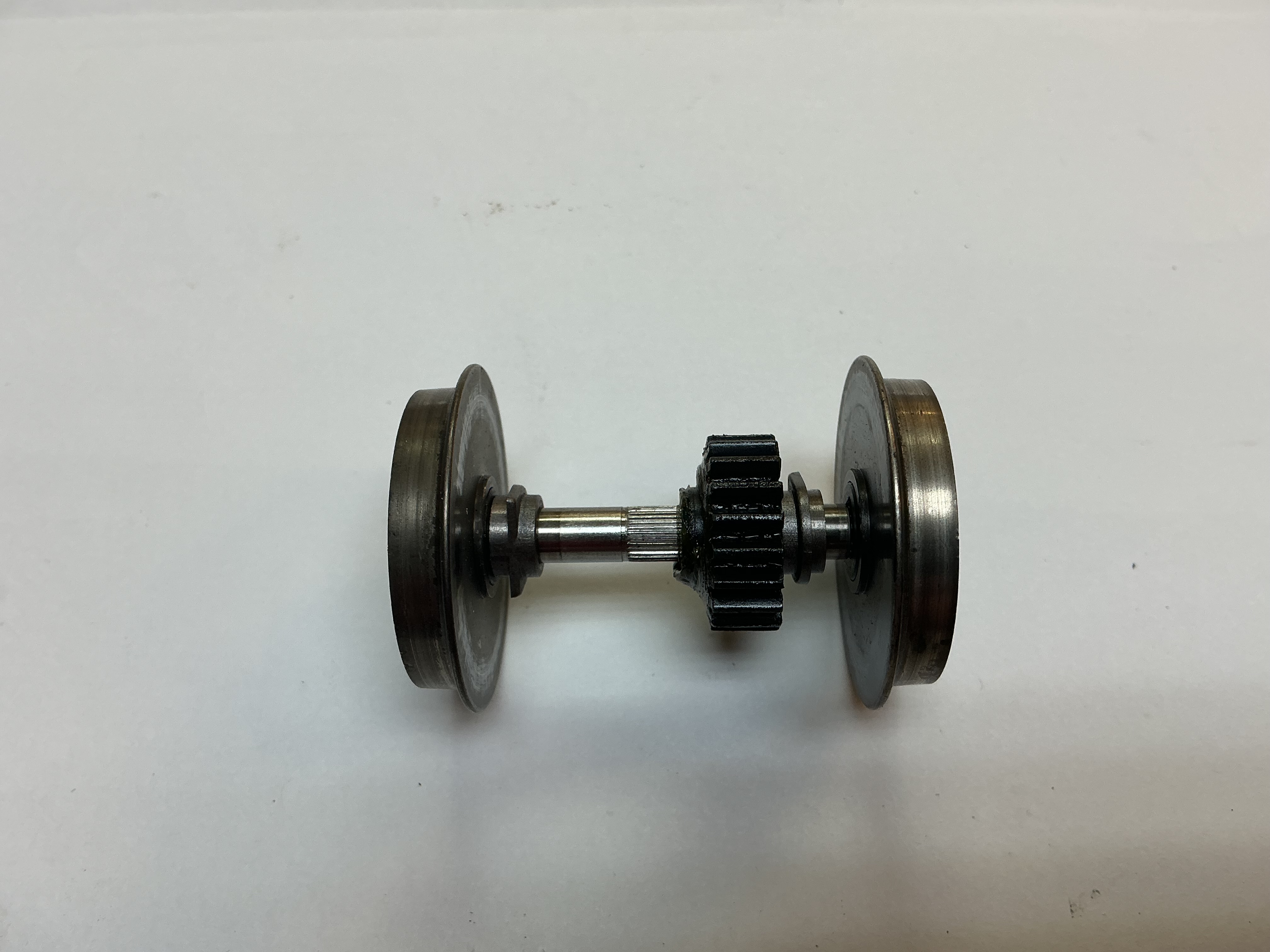 WHEEL & AXLE ASSEMBLY / W/GEAR & BEARINGS / W/O TRACTION TIRES / RAILKING ONE GAUGE ALCO PA