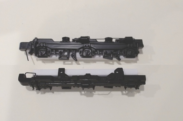 SIDE FRAME / 3-AXLE / BLACK / W/AIR LINE / RF & LR / TOP MOUNT / 3/2 FEATURE TRUCK / PREMIER SD70ACe