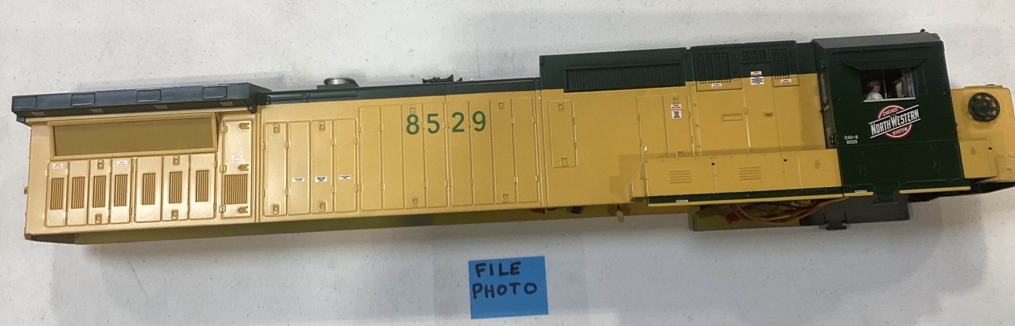 SHELL / COMPLETE / C&NW #8529 / NARROW NOSE / ONE GAUGE DASH-8 / EXTRA $25.00 FOR SHIPPING