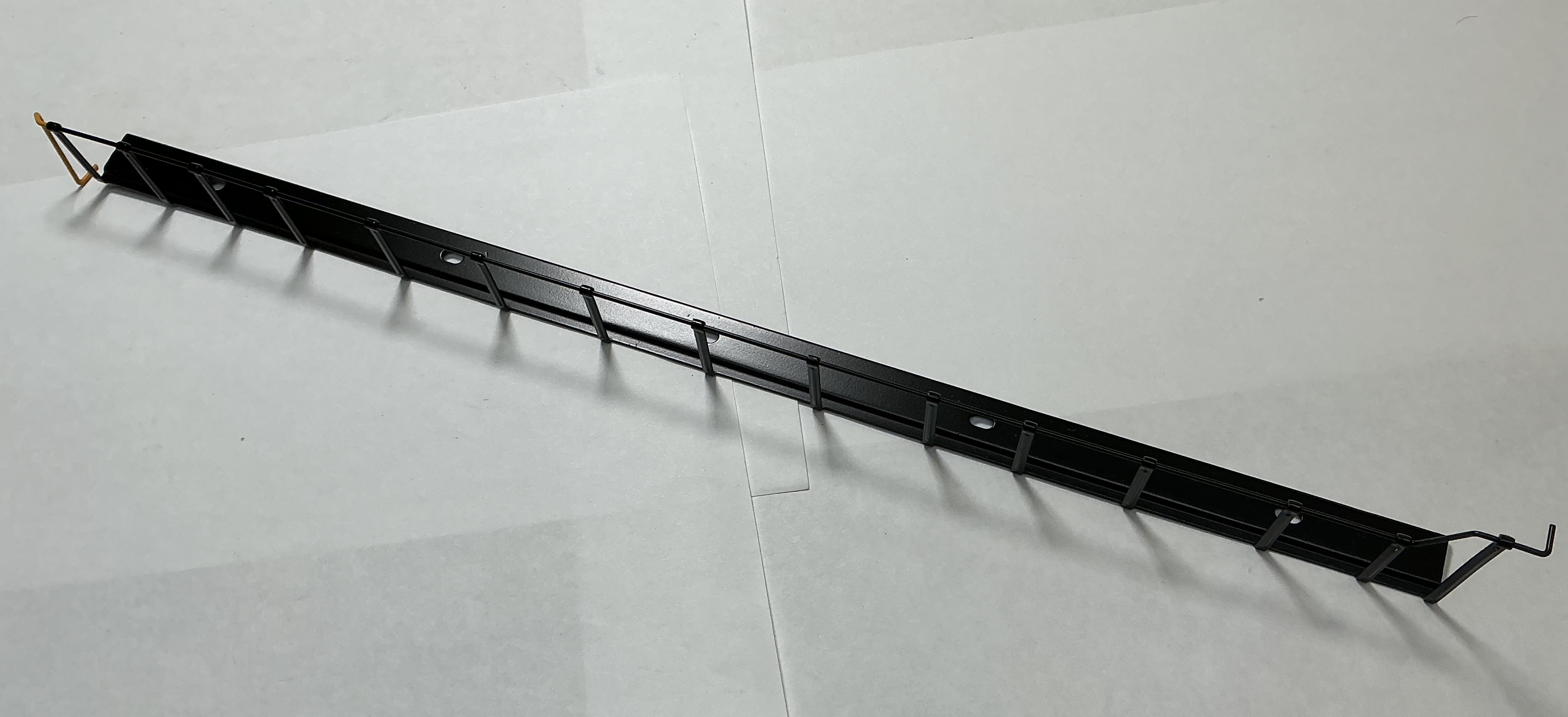 HANDRAIL / RH LONG / BLACK W/YELLOW ENDS / PREMIER SD60M
