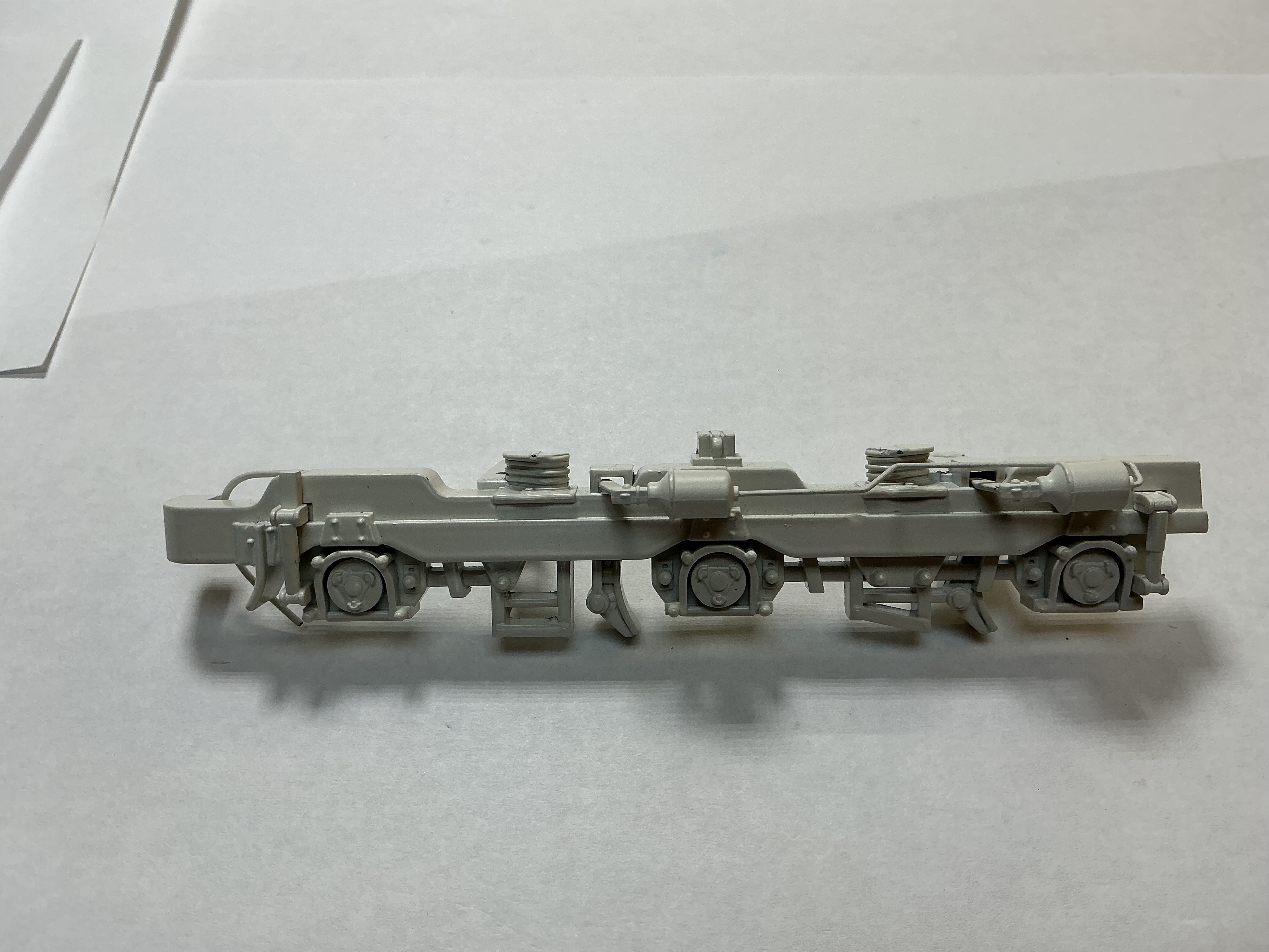 SIDE FRAME / 3-AXLE / RF & LR / WHITE / W/SEPARATE BRAKE RESERVOIRS & AIR LINE / PREMIER SD60M