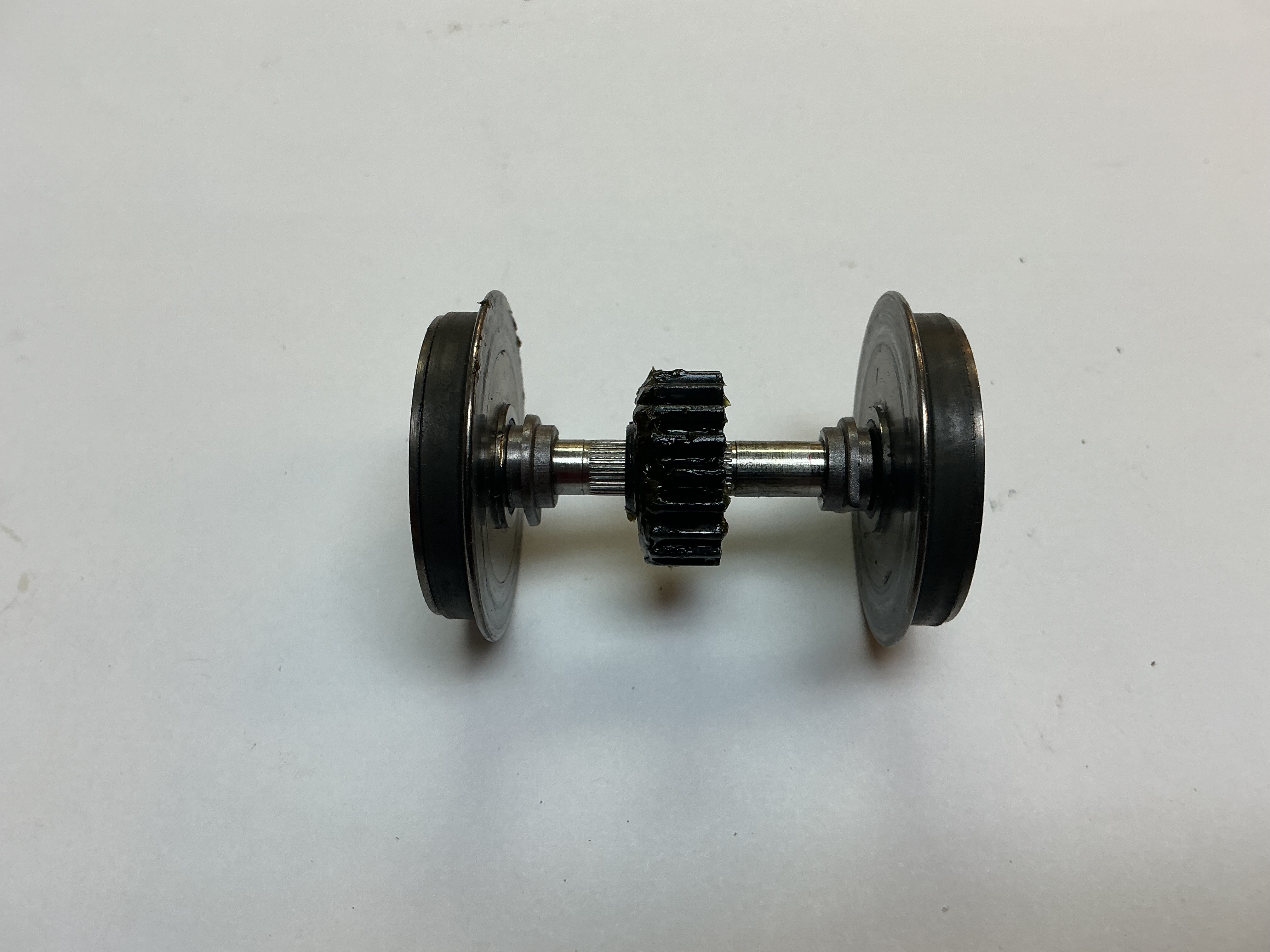 WHEEL & AXLE ASSEMBLY / W/TRACTION TIRES / W/WORM WHEEL & GEAR / W/BEARINGS / RAILKING ONE GAUGE ALCO PA