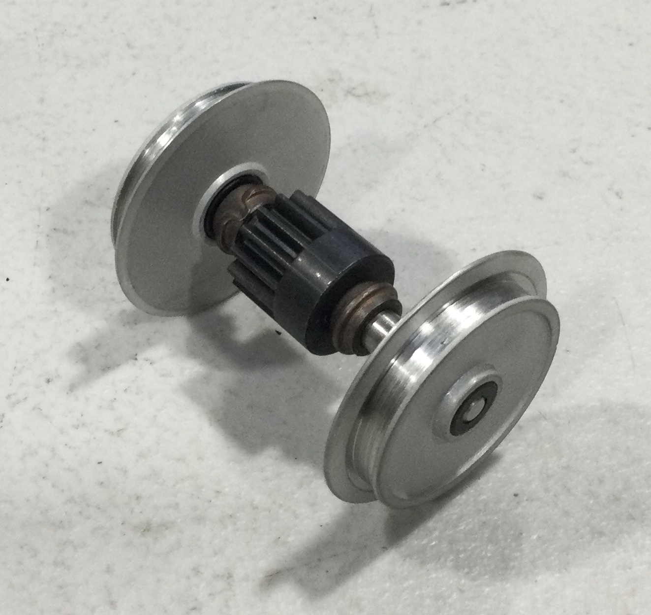 WHEEL & AXLE ASSEMBLY / W/GEAR & BEARINGS / FOR DA2530005 6-WHEEL TRUCK / OUTERMOST POSITIONS / RAILKING ONE GAUGE DASH-8