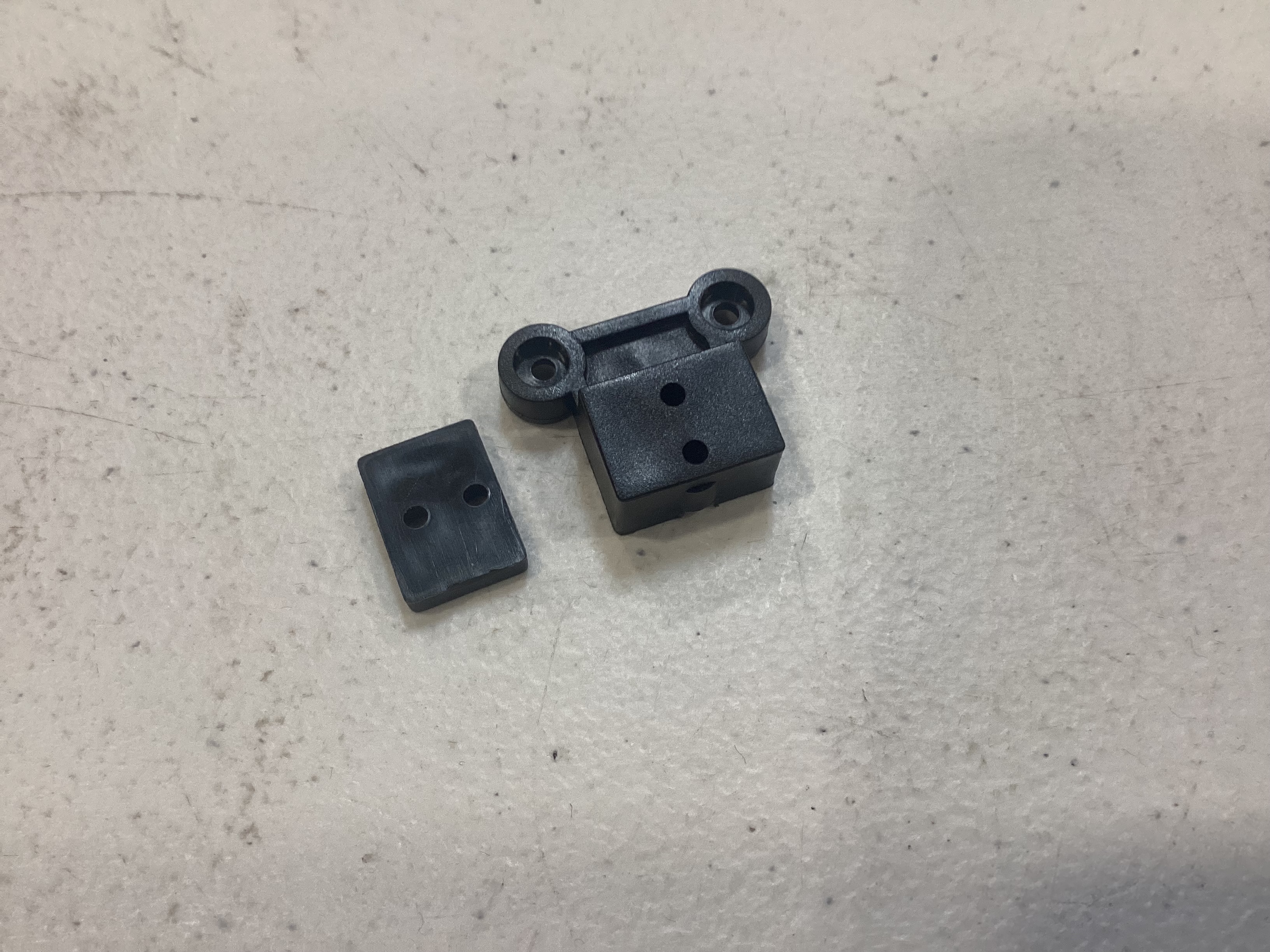 KADEE COUPLER BRACKET / FRONT OR REAR / RAILKING ONE GAUGE DASH-8 