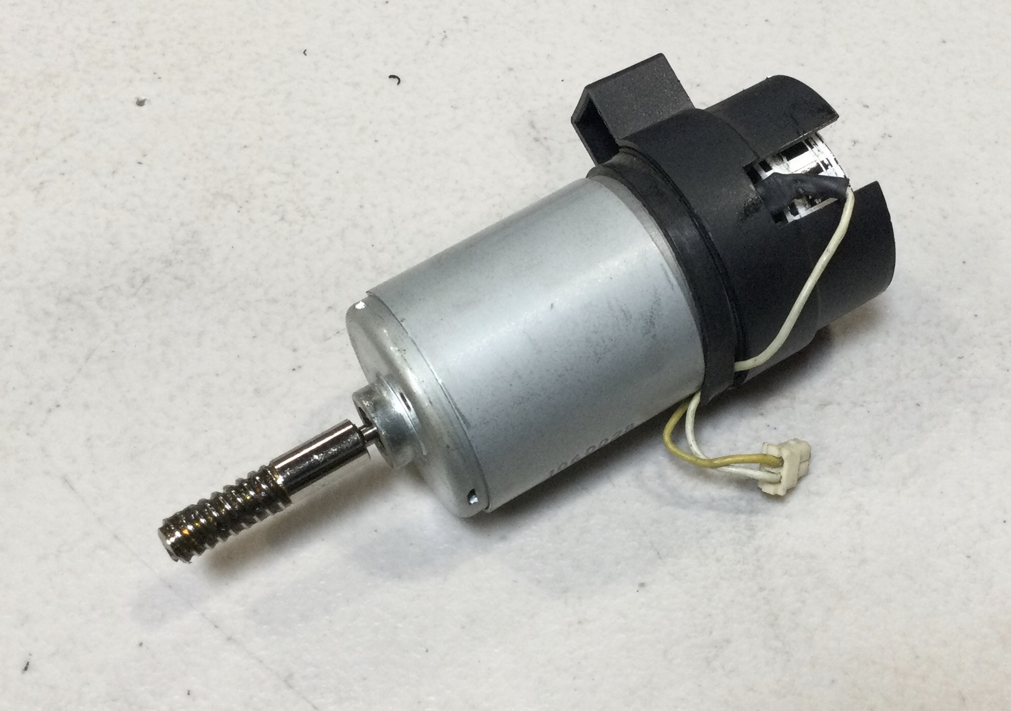 DC MOTOR / JOHNSON / F/W 30mm D x 13.15mm THICK / WORM LENGTH 36.47mm / STRIPED /W/SHIELD / RAILKING ONE GAUGE TRIPLEX