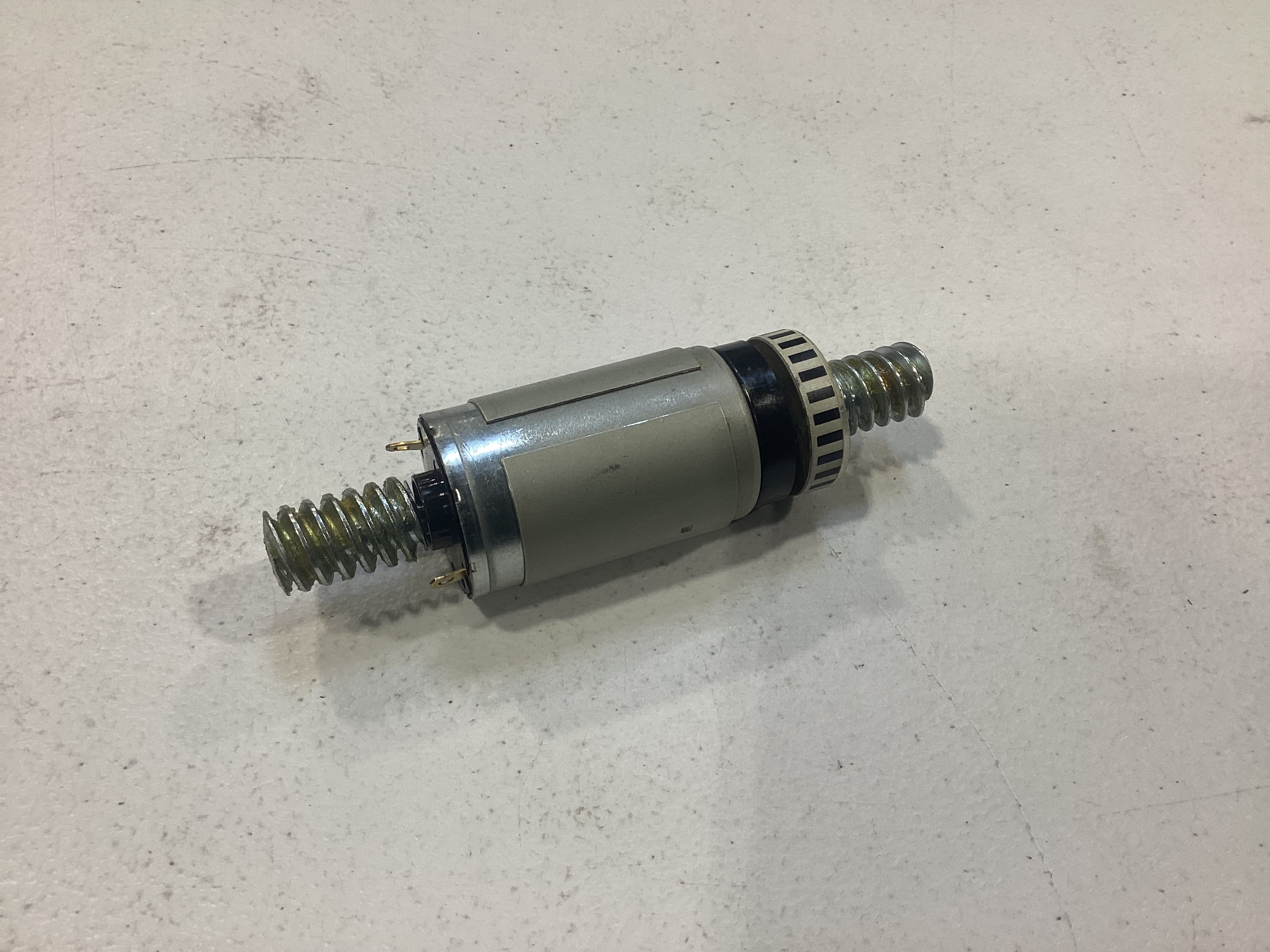 DC MOTOR / HC485G / F/W 27mm D x 6mm THICK / OVERALL LENGTH 110mm / NO TACH BKT / STRIPED / RAILKING ONE GAUGE DASH-8 (4-WHL TRUCK) FIRST RUN