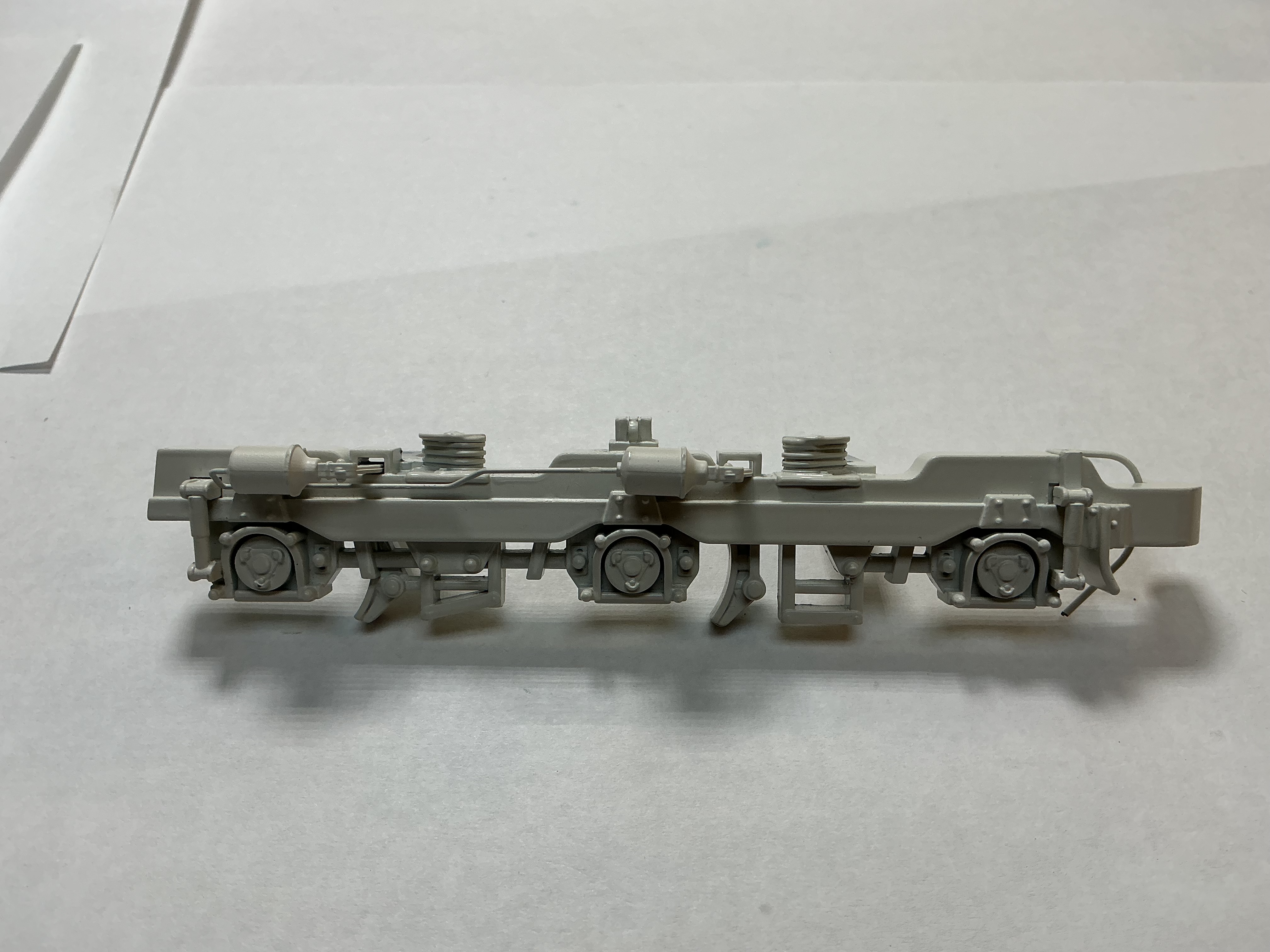 SIDE FRAME / 3-AXLE / LF & RR / WHITE / W/SEPARATE BRAKE RESERVOIRS & AIR LINE / PREMIER SD60M