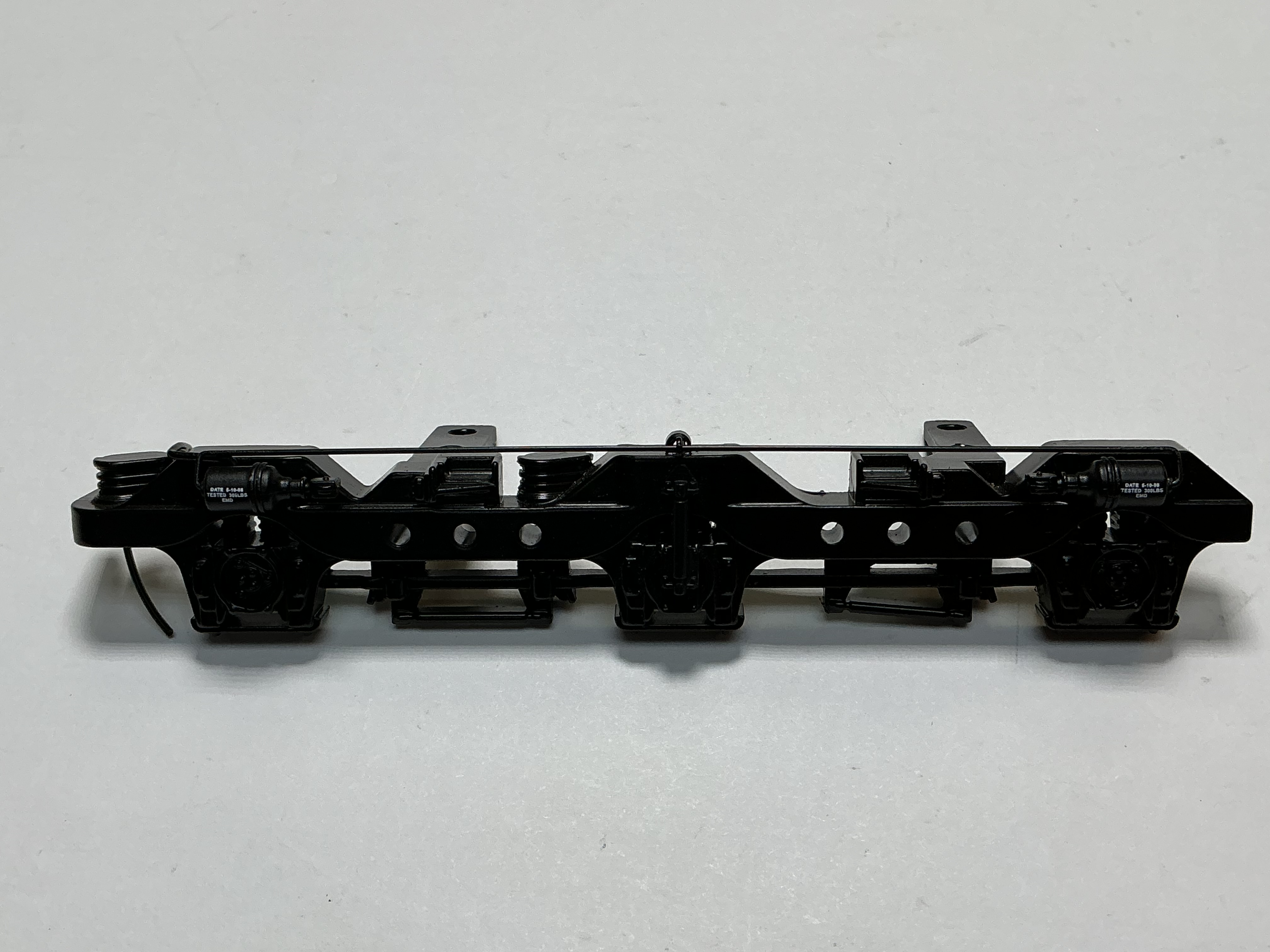 SIDE FRAME / 3-AXLE / RF & LR / BLACK / W/SEPARATE AIR RESERVOIRS & BRAKE LINE / PREMIER SD60M