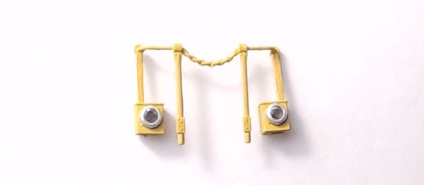 HANDRAIL / FRONT / W/DITCH LIGHT HOUSING / CSX YELLOW / HO SCALE SD70ACE