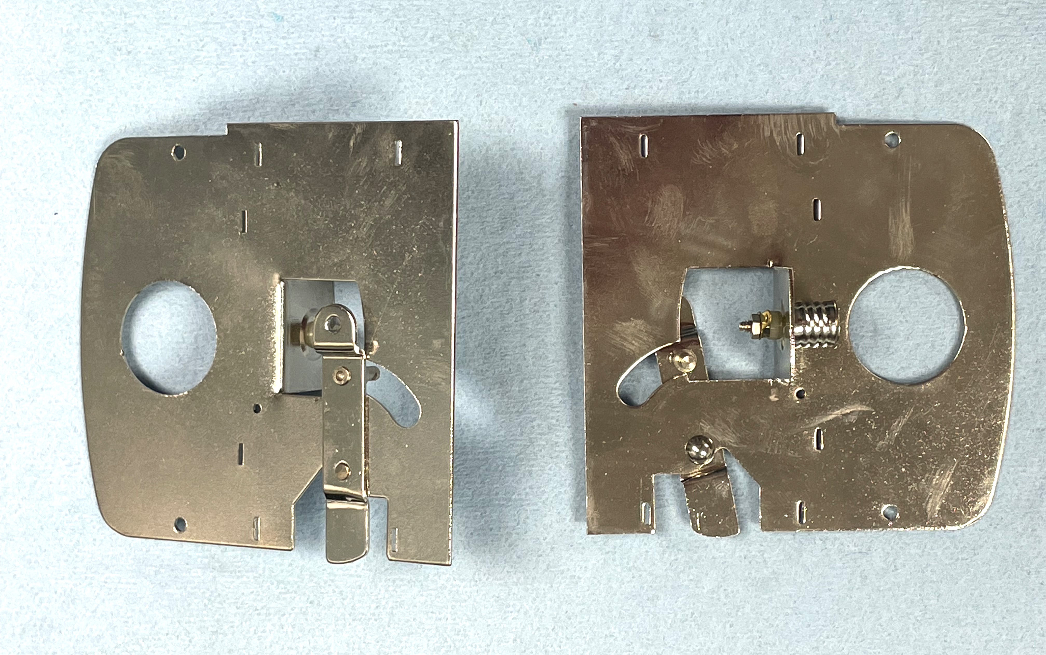ROOF LATCH / LEFT HAND / INTERIOR LIGHT BRACKET / W/O LOCKING ROD / CHROME / TINPLATE STANDARD GAUGE A/F 4300 SERIES PASSENGER CAR