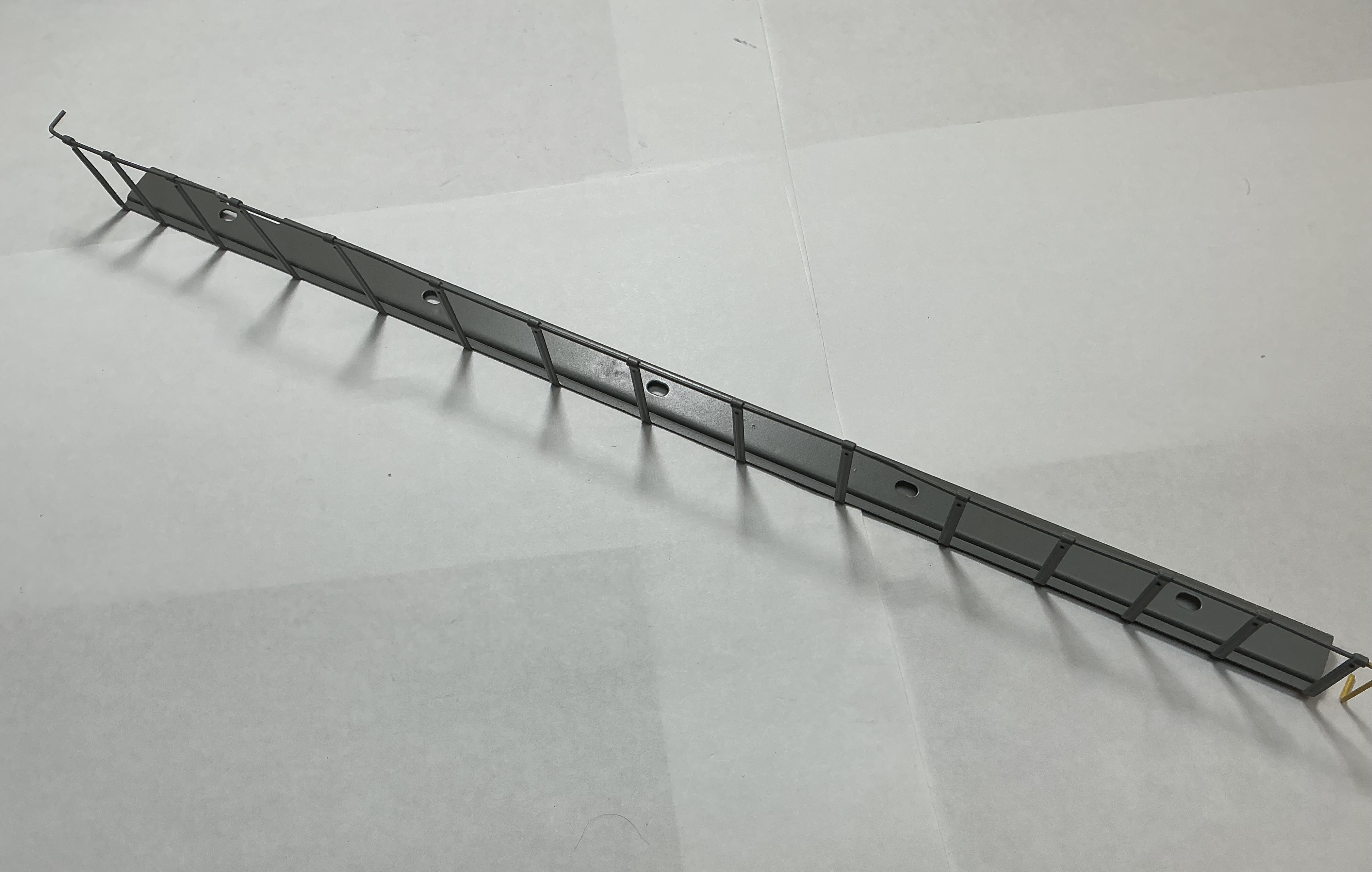 HANDRAIL / RH LONG / LIGHT GRAY W/YELLOW ENDS / PREMIER SD60M