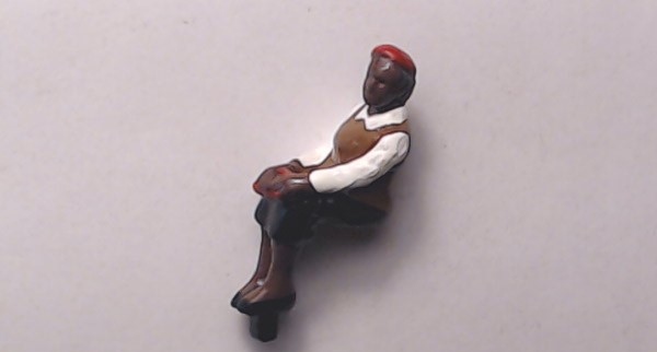 FIGURE / SITTING WOMAN / BROWN DRESS W/RED HAT / RAILKING OPERATING STATION PLATFORM