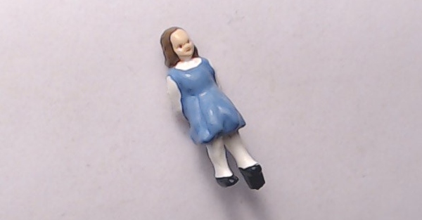 FIGURE / STANDING GIRL / LIGHT BLUE DRESS / RAILKING OPERATING STATION PLATFORM
