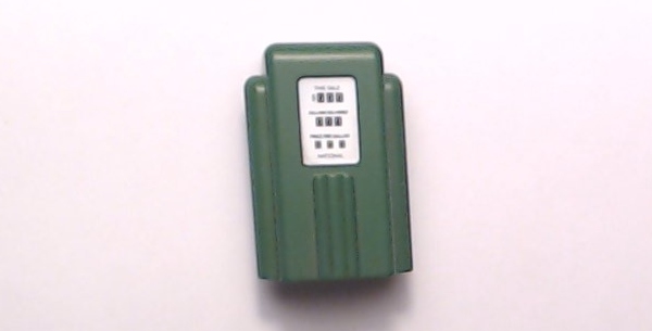 GAS PUMP / GREEN & WHITE / SINCLAIR / OPERATING GAS STATION