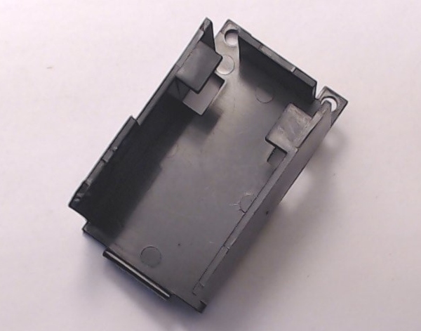 BRACKET / 9V BATTERY HOLDER / HORIZONTAL MOUNT / PLASTIC / PROTOSOUND 1