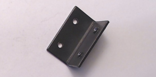 BRACKET / 90-DEGREE / STAMPED METAL / 30.3mm W x 17.4mm L x 16.7mm H / TAPPED 4-40 / RAILKING DREYFUS 4-6-4, GS-2 4-8-4